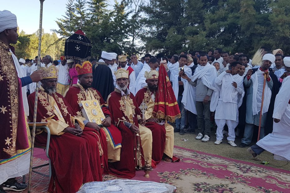 Prêtres à Axoum durant la fête de Timkat